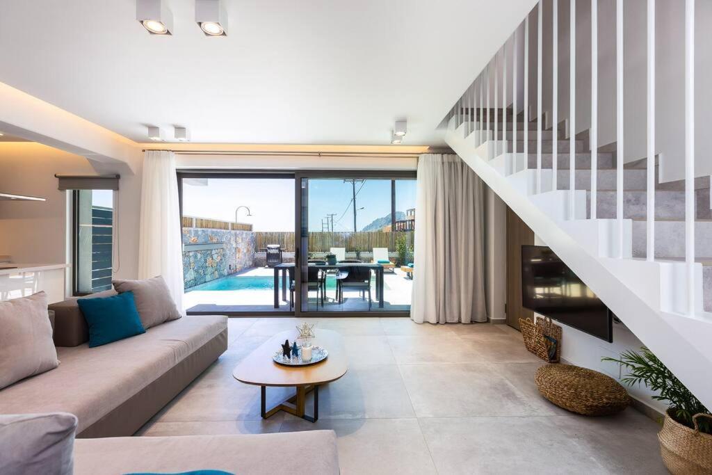 Daphne-naiades/ 2 Bedrooms,luxury,beachfront Ferienhaus