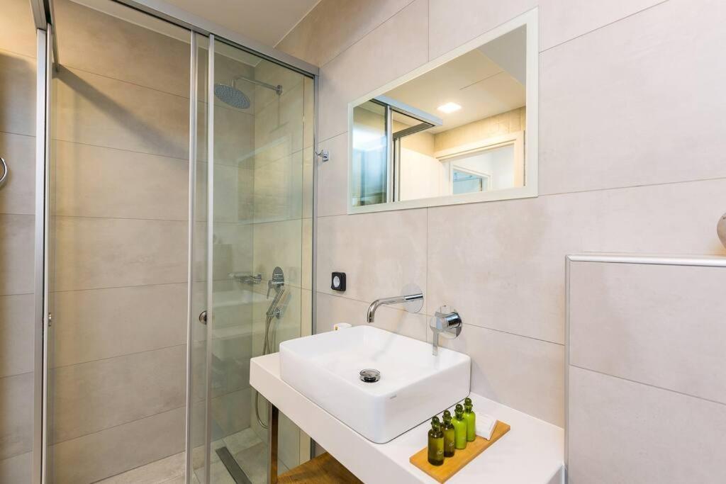 Daphne-naiades/ 2 Bedrooms,luxury,beachfront Ferienhaus